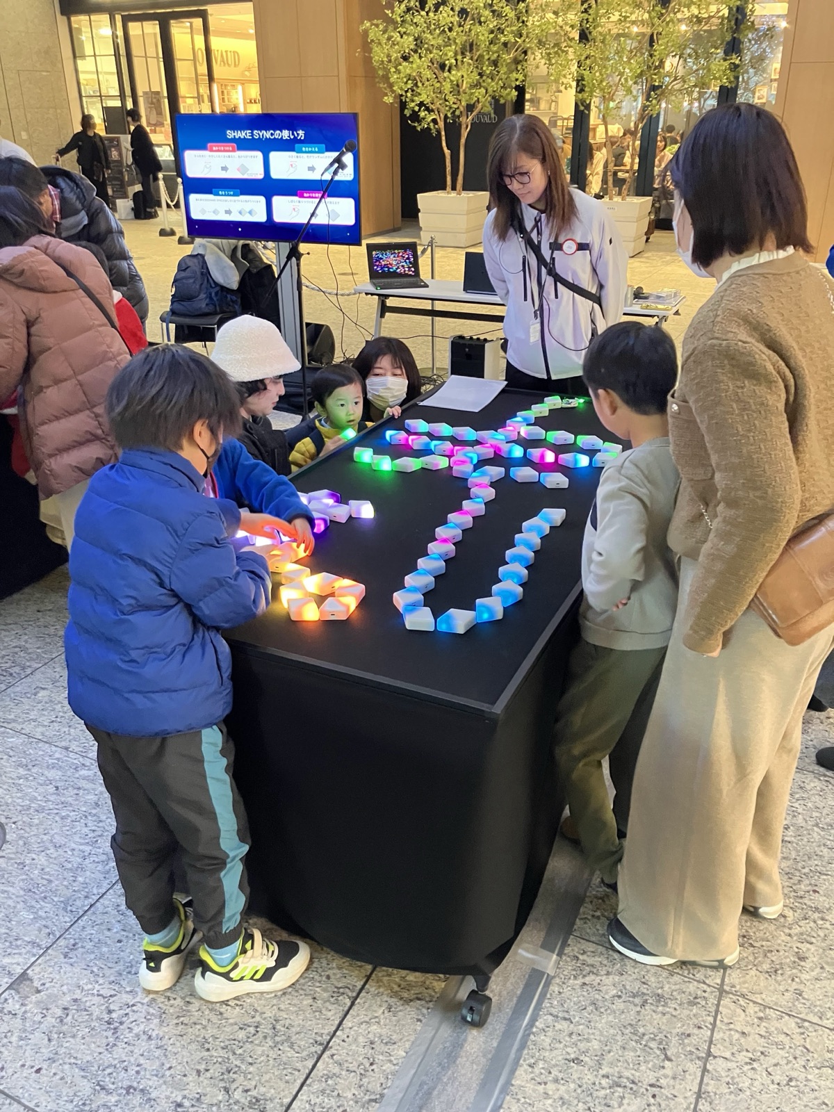 ワークショップで光るブロックを並べる子どもたち